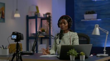 垂直<strong>视频</strong>非洲社会媒体女人移动PC会说话的麦克风